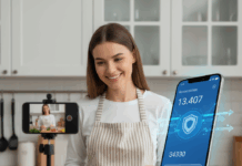 Cómo preparar tu cuenta de Instagram para el cierre del año con servicios de impulso seguros imagen deuna mujer joven delante de un smartphone haciendo un live desde su cocina